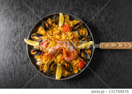 パエリア　 Paella A Spanish Home Cooked Rice Dish 131789878