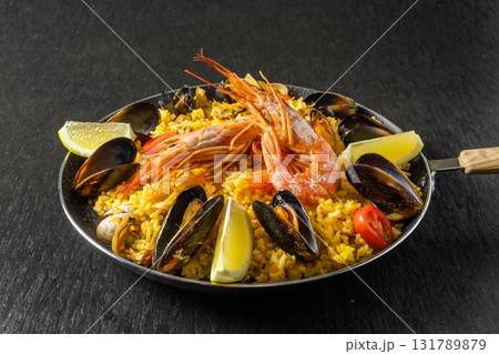 パエリア　 Paella A Spanish Home Cooked Rice Dish 131789879