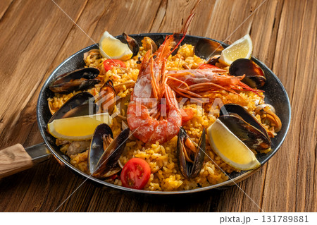 パエリア Paella A Spanish Home Cooked Rice Dish パエリア Paella A Spanish Home Cooked Rice Dish 131789881