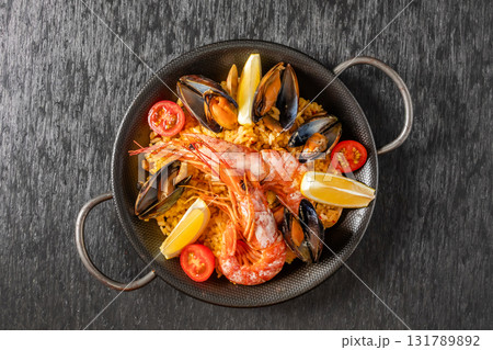 パエリア Paella A Spanish Home Cooked Rice Dish パエリア Paella A Spanish Home Cooked Rice Dish 131789892