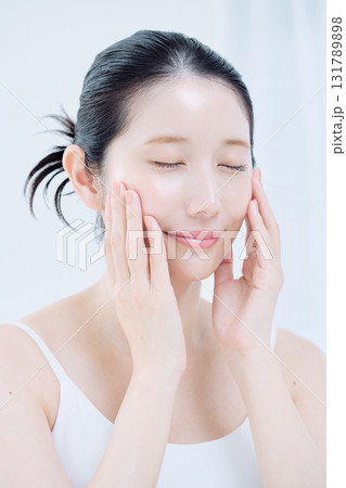 スキンケアをする女性 131789898