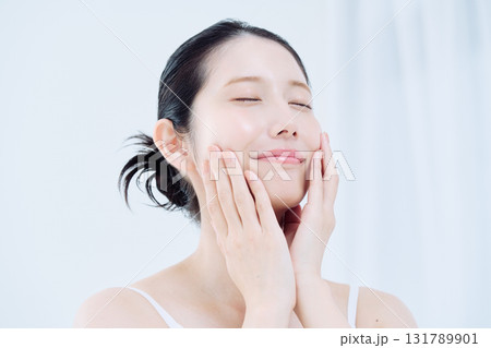 スキンケアをする女性 131789901