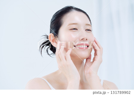 スキンケアをする女性 131789902