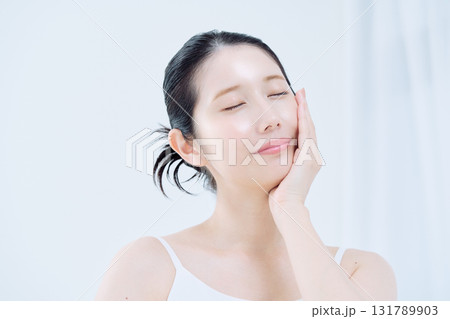 スキンケアをする女性 131789903