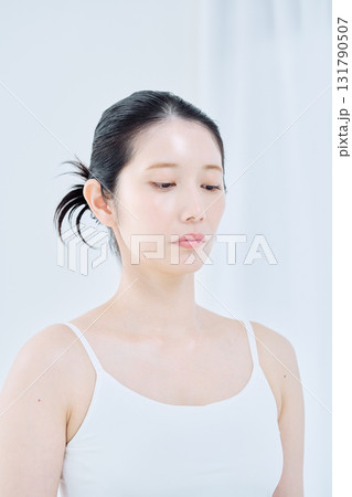 困り顔をする女性 困り顔をする女性 131790507