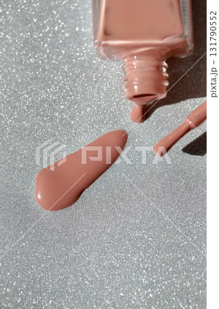 キラキラバックのベージュピンクのマニキュア 131790552