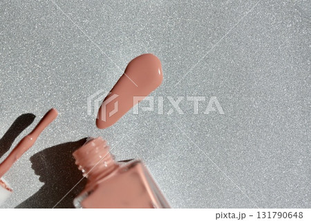 容器からこぼれたベージュピンクのマニキュア 131790648