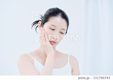肌に悩みを抱える女性 131790743