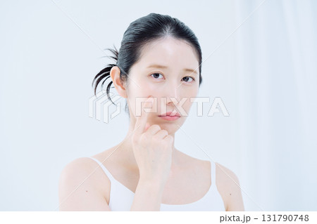 肌に悩みを抱える女性 肌に悩みを抱える女性 131790748