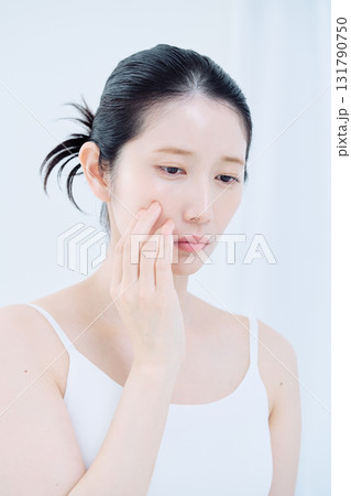 肌に悩みを抱える女性 肌に悩みを抱える女性 131790750