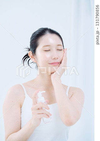 スキンケアをする若い女性 131790856