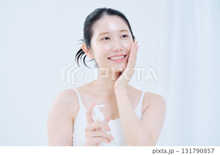 スキンケアをする若い女性 スキンケアをする若い女性 131790857