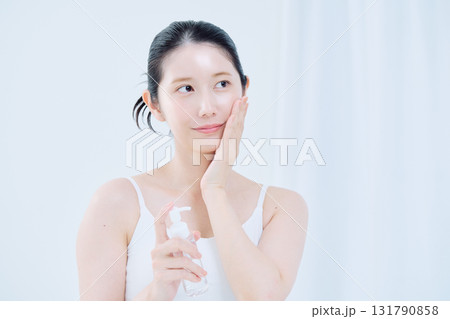 スキンケアをする若い女性 131790858