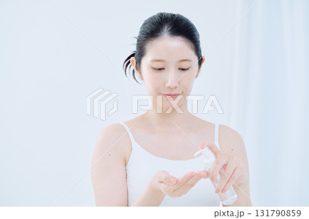 スキンケアをする若い女性 131790859