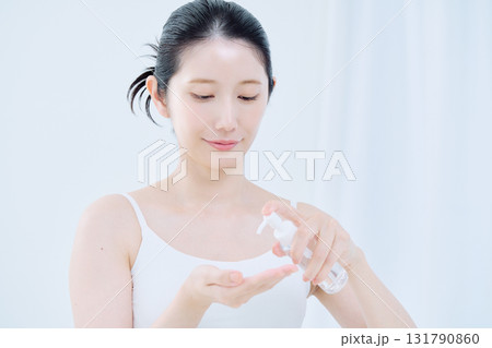 スキンケアをする若い女性 スキンケアをする若い女性 131790860