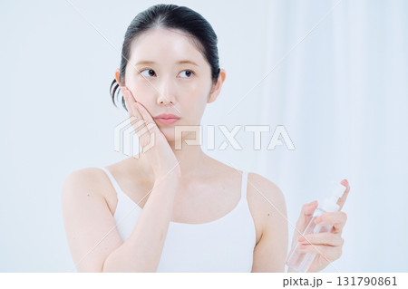 スキンケアをする若い女性 131790861