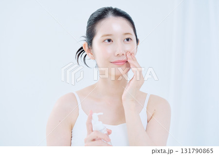 スキンケアをする若い女性 131790865