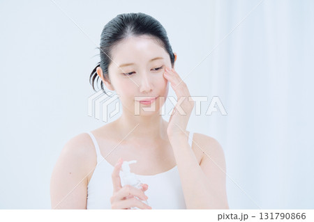 スキンケアをする若い女性 131790866