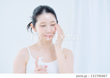 スキンケアをする若い女性 131790867