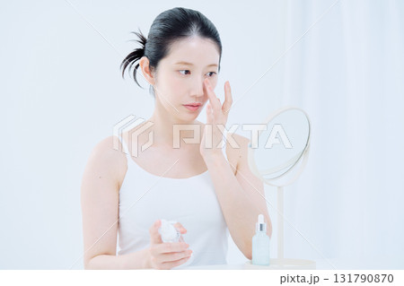 スキンケアをする若い女性 スキンケアをする若い女性 131790870
