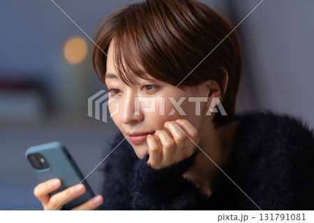 女性　スマホ　冬 131791081