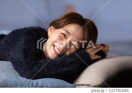 女性 うたた寝 冬 女性 うたた寝 冬 131791093