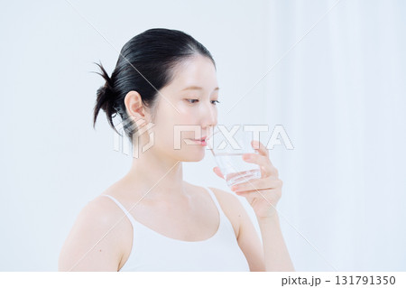 水を飲む若い女性 131791350