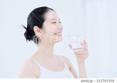 水を飲む若い女性 水を飲む若い女性 131791359