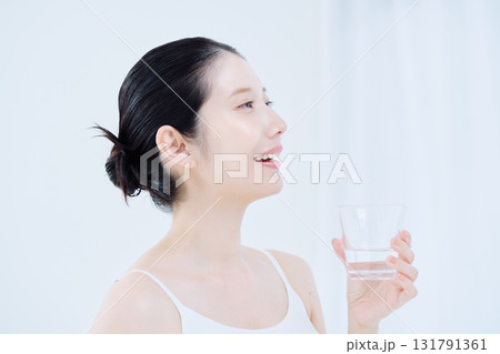 水を飲む若い女性 水を飲む若い女性 131791361