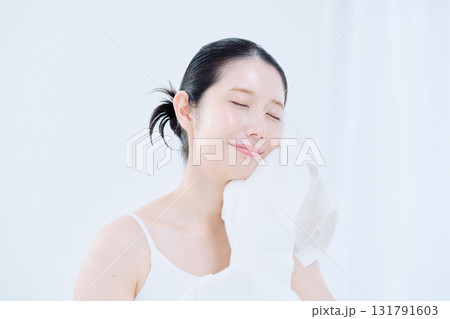 若い女性の洗顔イメージ 若い女性の洗顔イメージ 131791603