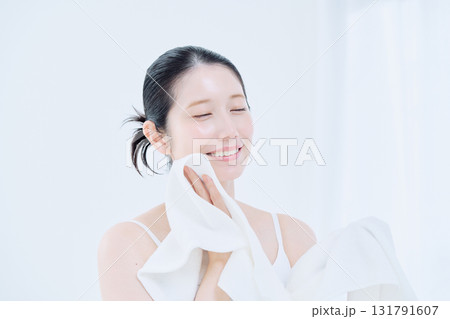 若い女性の洗顔イメージ 131791607