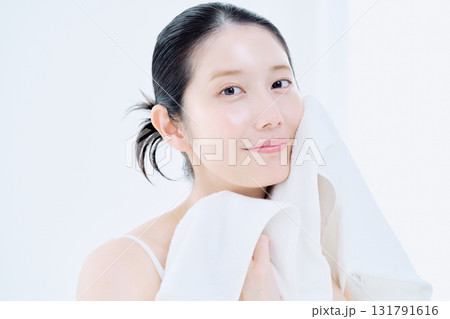 若い女性の洗顔イメージ 131791616