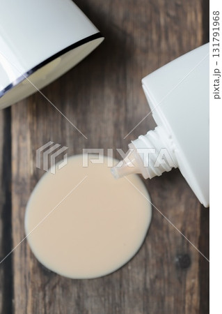 サラサラタイプのUVカット化粧下地　キャップ有り 131791968