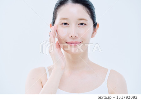 若い女性の美容イメージ 131792092