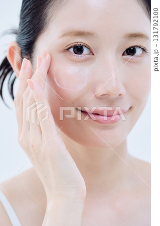 若い女性の美容イメージ 131792100