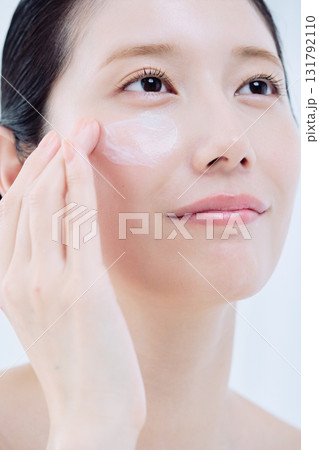 若い女性の美容イメージ 131792110