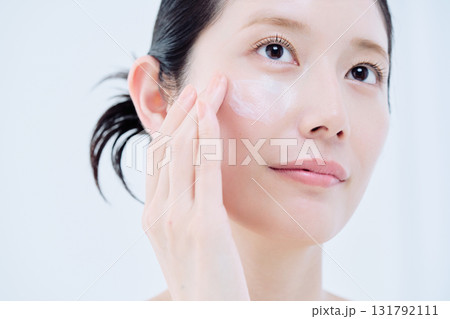 若い女性の美容イメージ 若い女性の美容イメージ 131792111