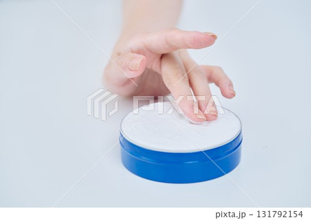 スキンケアをする女性 131792154