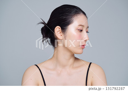 若い女性のメイクアップイメージ 131792287