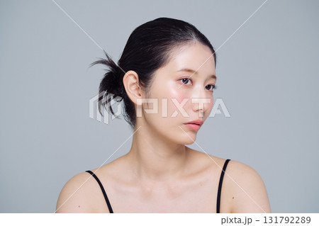 若い女性のメイクアップイメージ 131792289