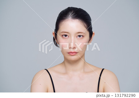 若い女性のメイクアップイメージ 131792290