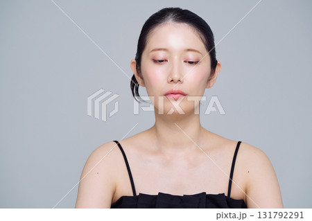 若い女性のメイクアップイメージ 131792291