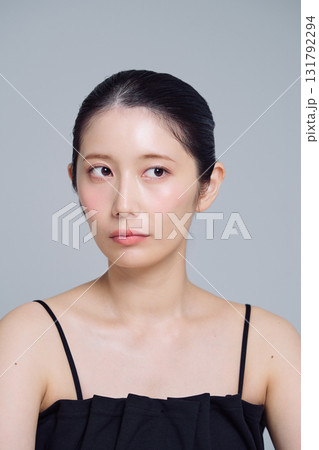 若い女性のメイクアップイメージ 131792294