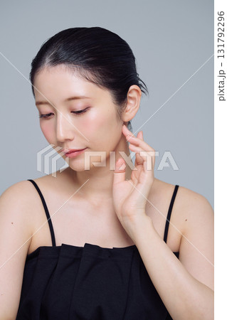 若い女性のメイクアップイメージ 131792296
