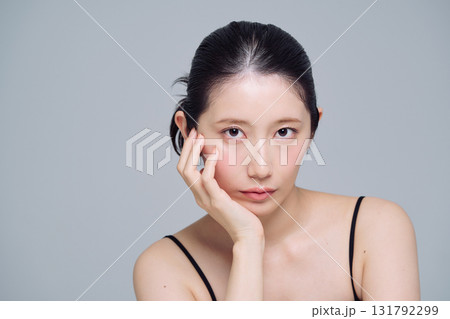 若い女性のメイクアップイメージ 131792299