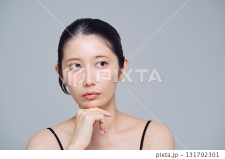 若い女性のメイクアップイメージ 131792301