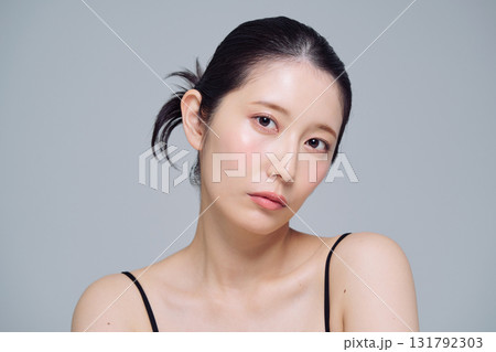 若い女性のメイクアップイメージ 131792303