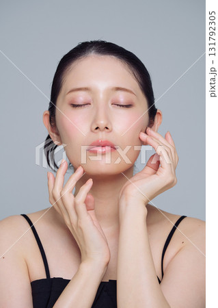 若い女性のメイクアップイメージ 131792305