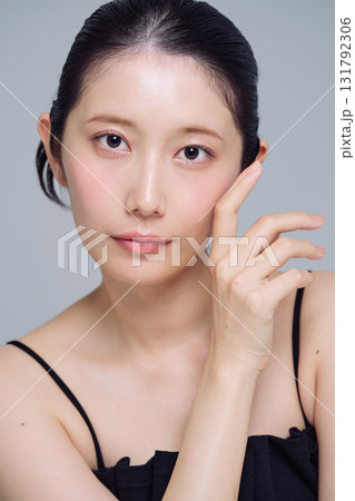 若い女性のメイクアップイメージ 131792306