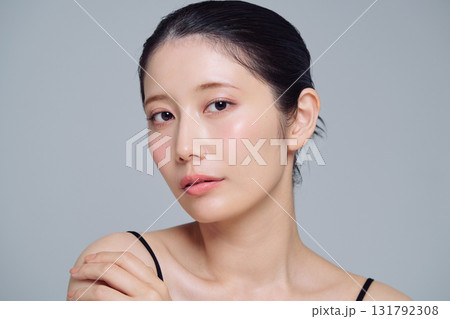 若い女性のメイクアップイメージ 131792308